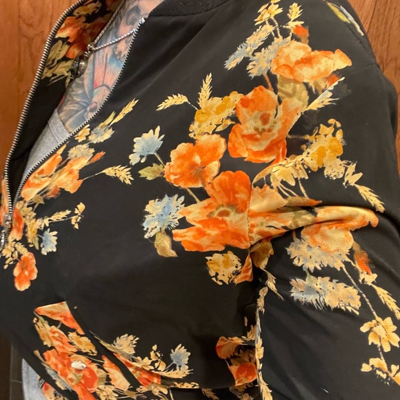 Poppies Forever 21 fall floral print light bomber light shacket top - Picture 5 of 7